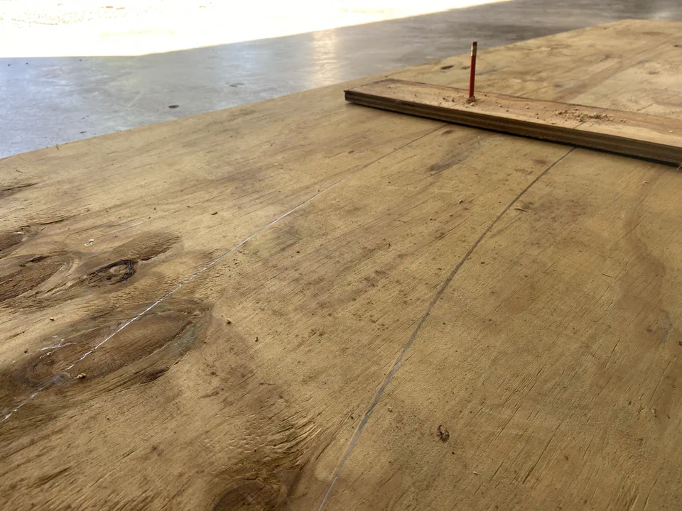 A true-circular arc, scribed by hand.